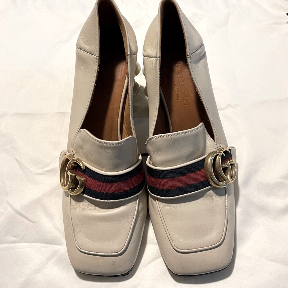 Leather Gucci healed loafer with pearl detail